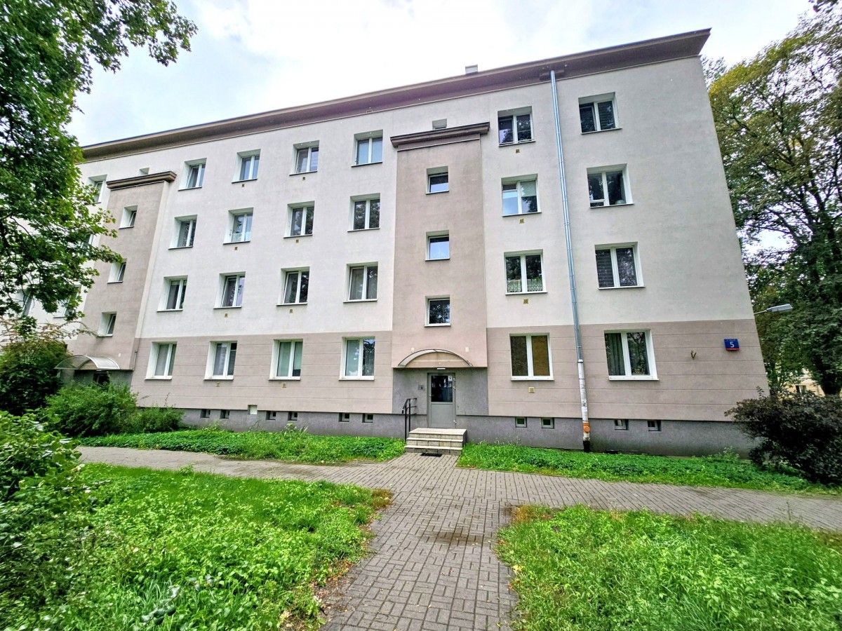 Obszerna kawalerka w solidnym budownictwie — zdjęcie 1