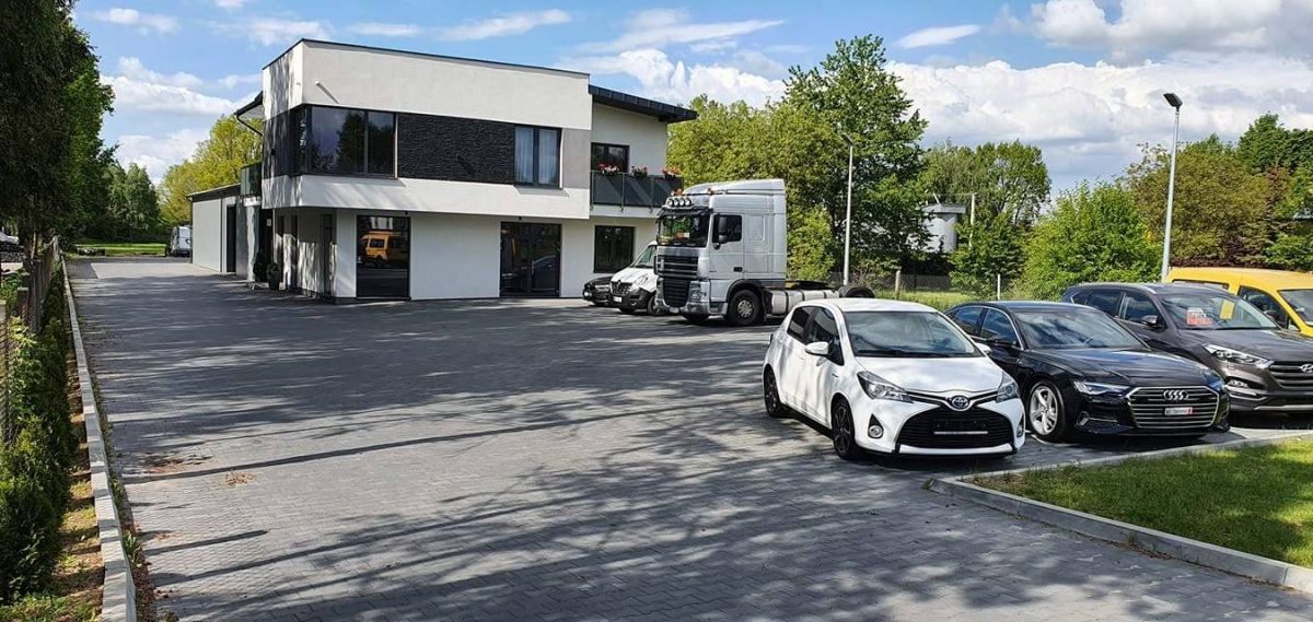 Nowoczesny obiekt komercyjny – hala, biura, plac — zdjęcie 1