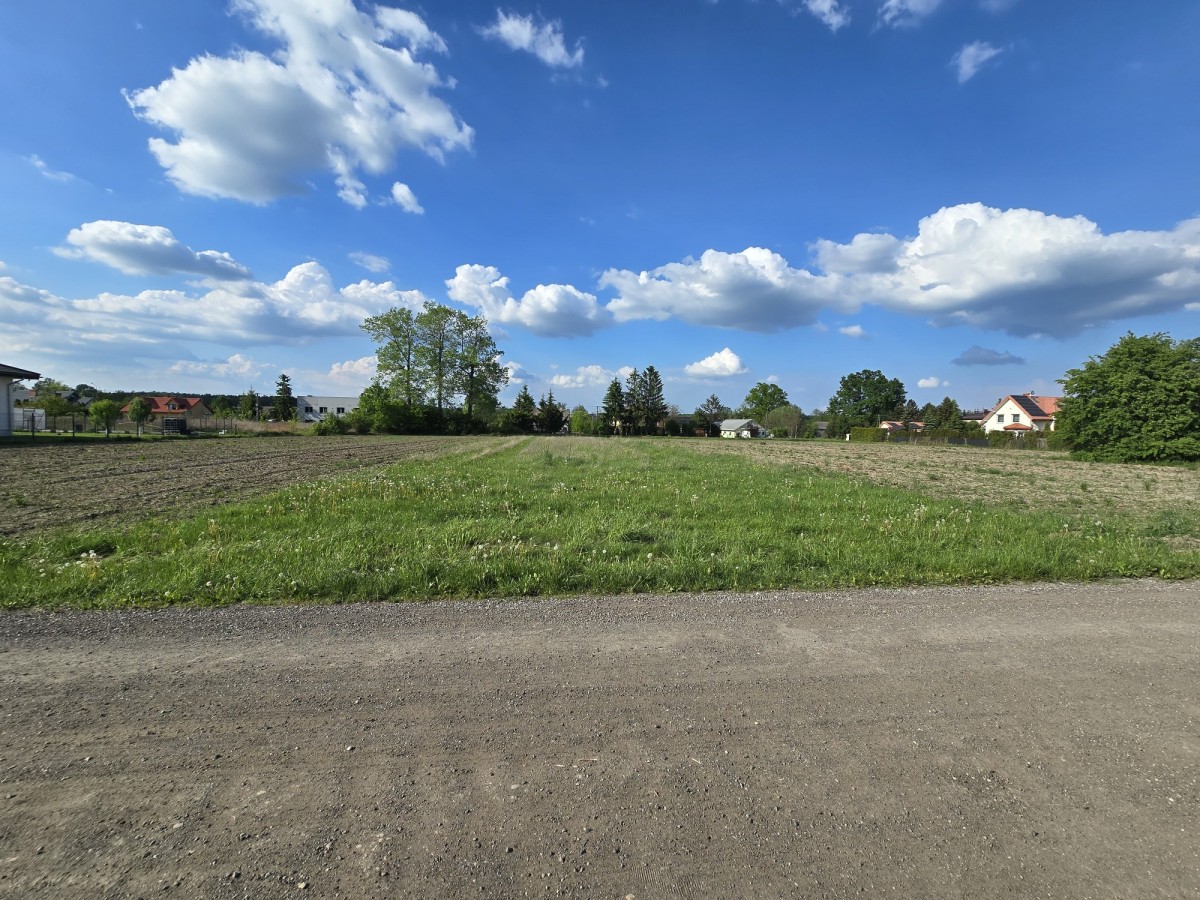 Działka budowlana 2200 m² z możliwością podziału — zdjęcie 1
