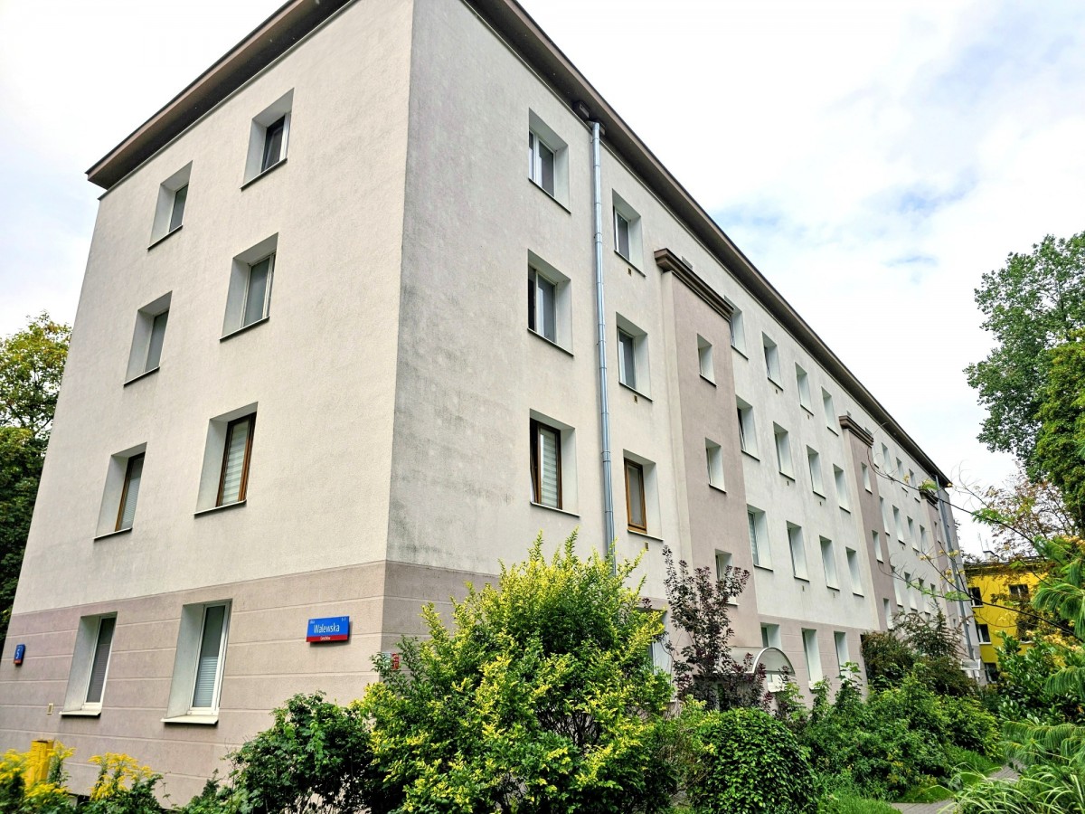 Obszerna kawalerka w solidnym budownictwie — zdjęcie 2