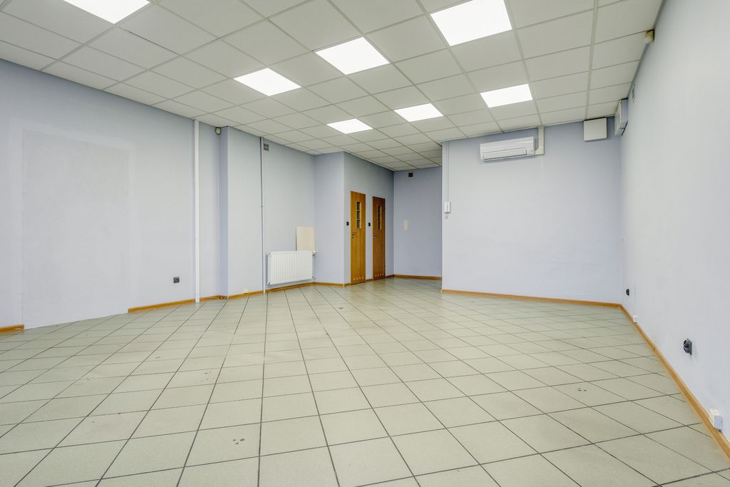 Duży lokal usługowy w ścisłym centrum Legionowa — zdjęcie 2