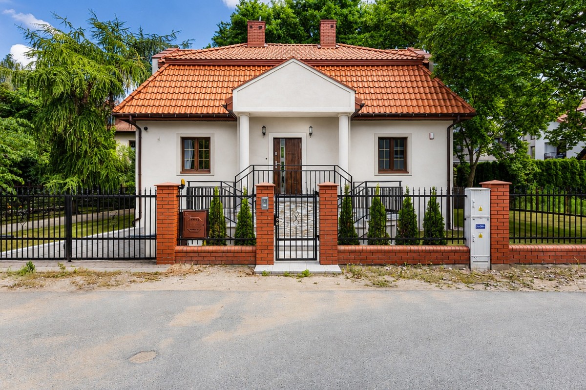 Dom klasyczna bryła  264m2, Stara Miłosna — zdjęcie 1