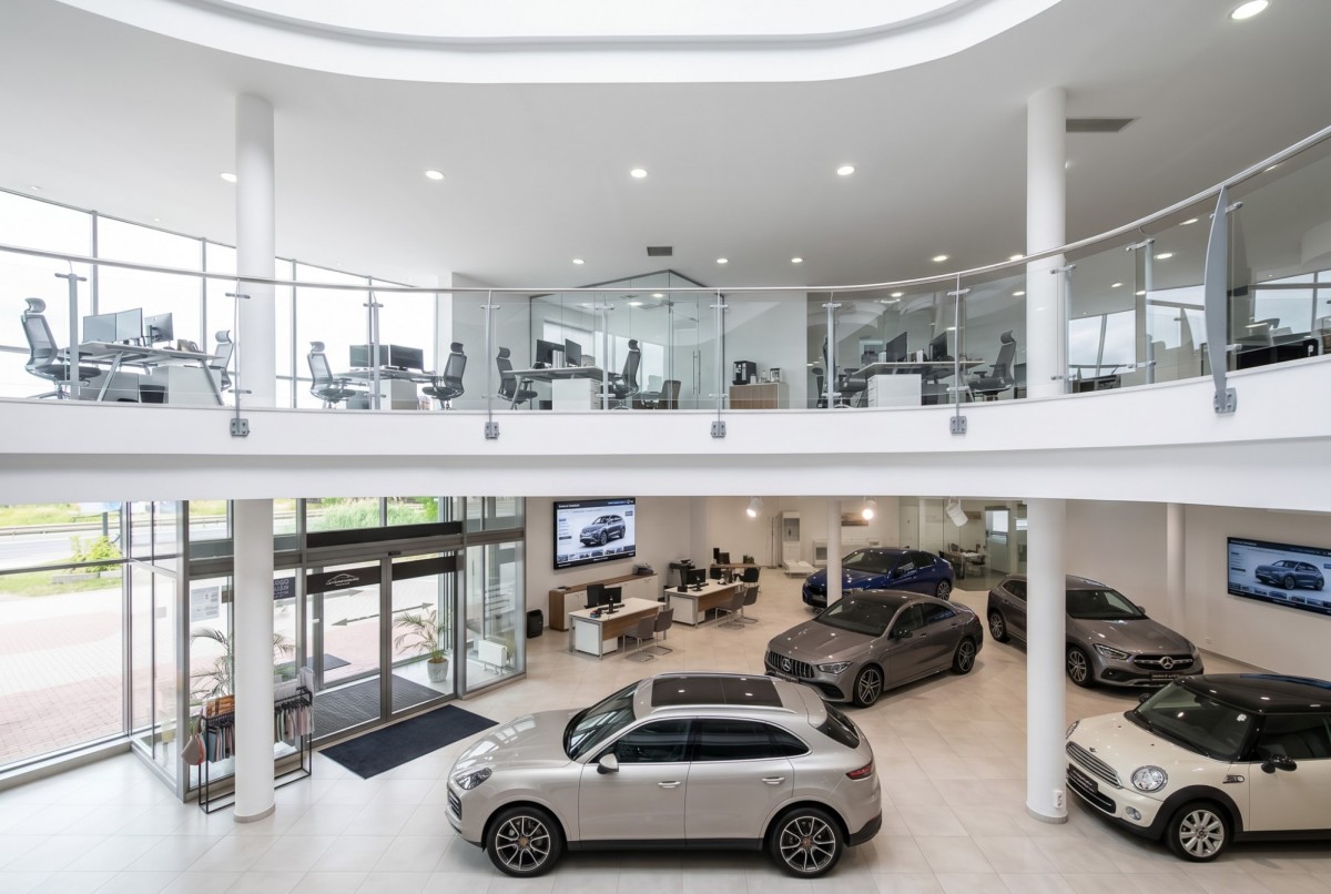 Reprezentacyjny Salon Handlowo-Usługowy 2080m2 — zdjęcie 1