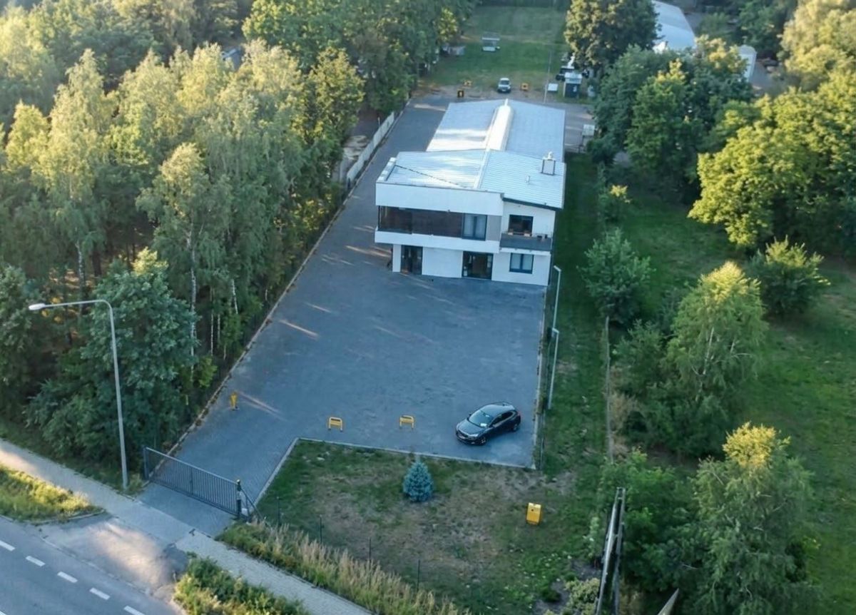 Nowoczesny obiekt komercyjny – hala, biura, plac — zdjęcie 4
