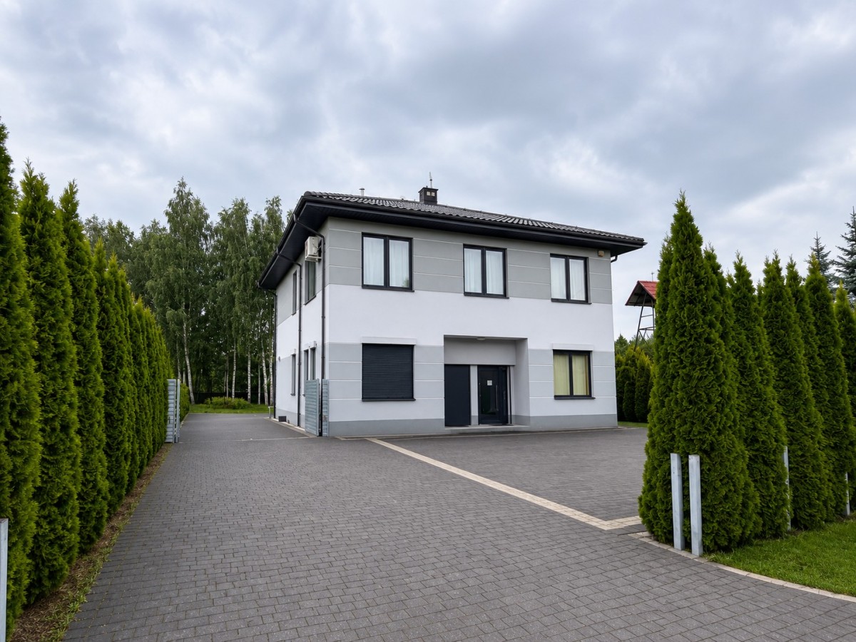 Budynek usługowo-handlowy z salą bankietową — zdjęcie 2