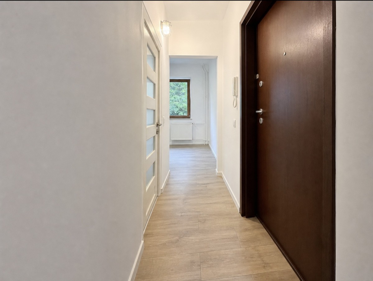 Balkon, zieleń i wysokie wnętrza | 2 pokoje przy Ł — zdjęcie 4