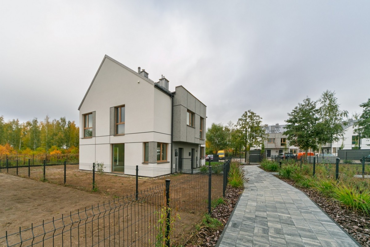 Nowoczesny dwupoziomowy segment (72,56 m²) z wyłąc — zdjęcie 2